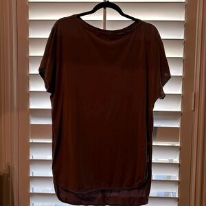 Lululemon relaxed high/low top with side slits.